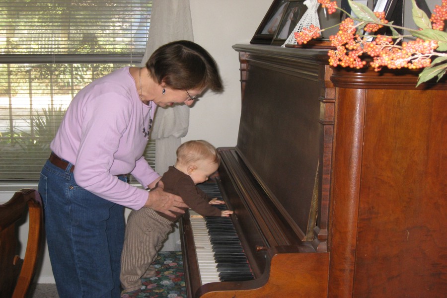 ../image/dean and nanna playing piano 1.jpg